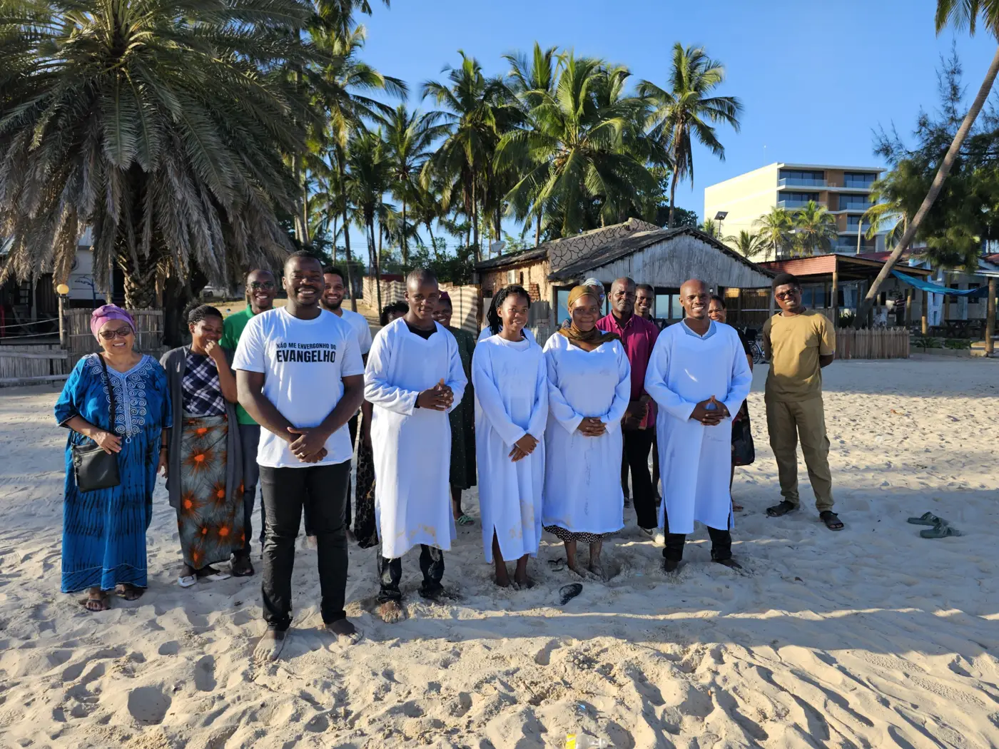 Candidatos ao batismo vestidos de branco na Praia do Wimbe